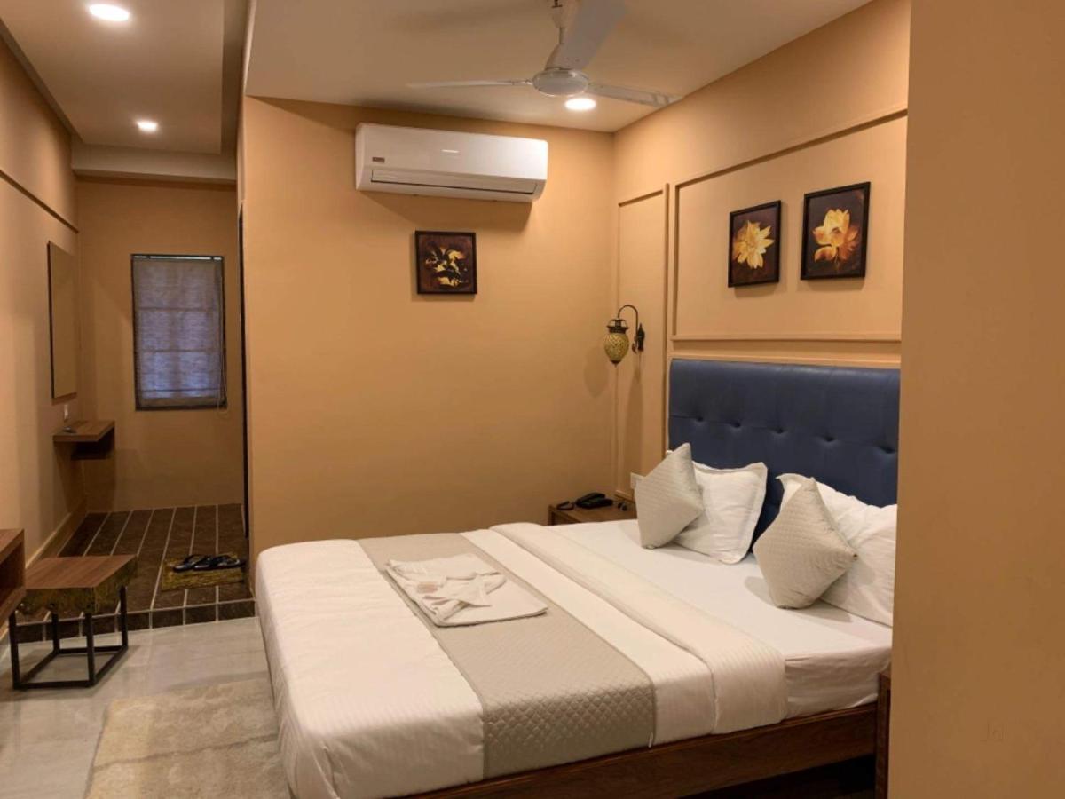 Hotel Radha Krishna Ānand Exterior foto